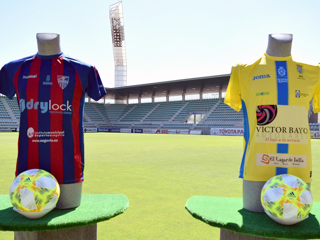 Las camisetas de Gimnástica Segoviana y Arandina, durante la presentación del play off en La Nueva Balastera./ FCYLF