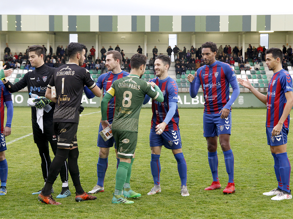 Los jugadores de la Gimnástica Segoviana y el Atlético Astorga se saludan antes del inicio de un encuentro. / KAMARERO