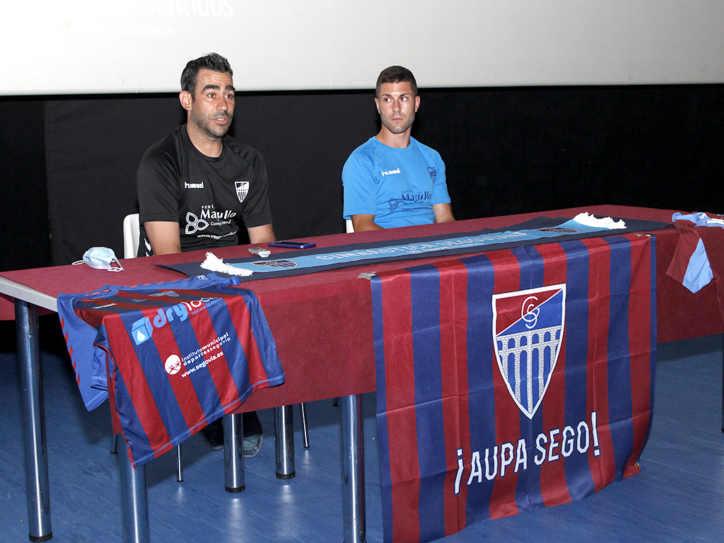 El entrenador de la Segoviana, Manu González (izq.) junto a Manu Olmedilla, capitán del equipo, en los Cines Luz de Castilla./ NEREA LLORENTE