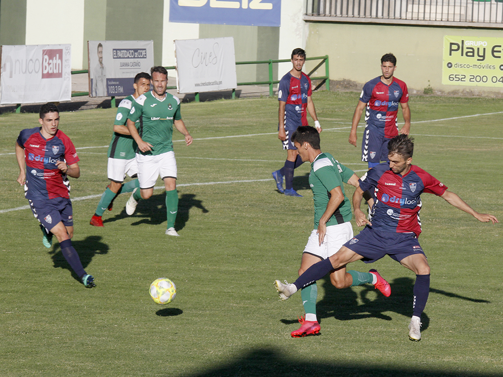 Álex Conde intenta pasar el balón en una acción dentro del área del Toledo durante la primera parte del encuentro./ NEREA LLORENTE