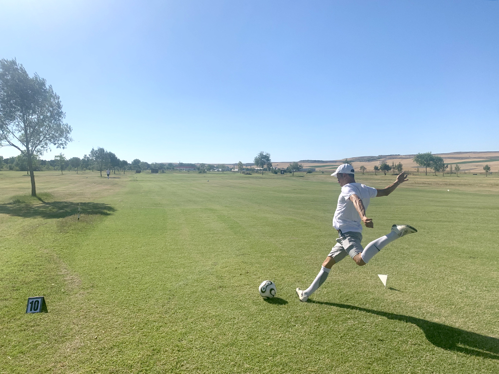 Uno de los participantes en el campeonato golpea al balón tratando de acercarlo al hoyo. / DIPUTACIÓN