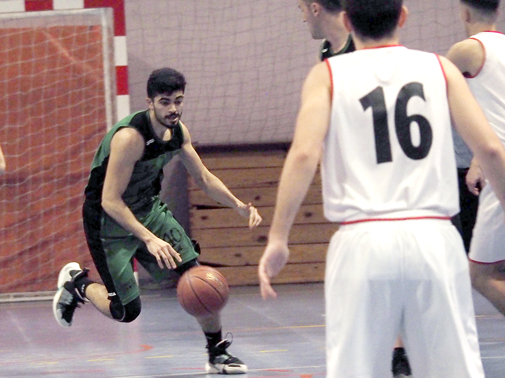 El jugador del CD Claret inicia una acción ofensiva./ NEREA LLORENTE