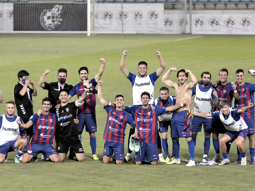 Los jugadores de la Segoviana celebran el pase a la final. / JUAN MARTÍN-GIMNÁSTICA SEGOVIANA