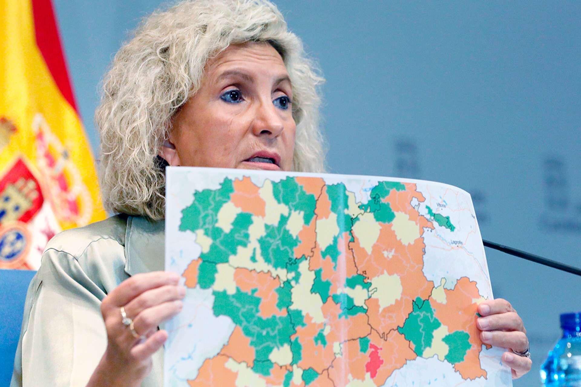 La consejera de Sanidad, mostrando ayer el mapa de la situación de las zonas de salud de Castilla y León.