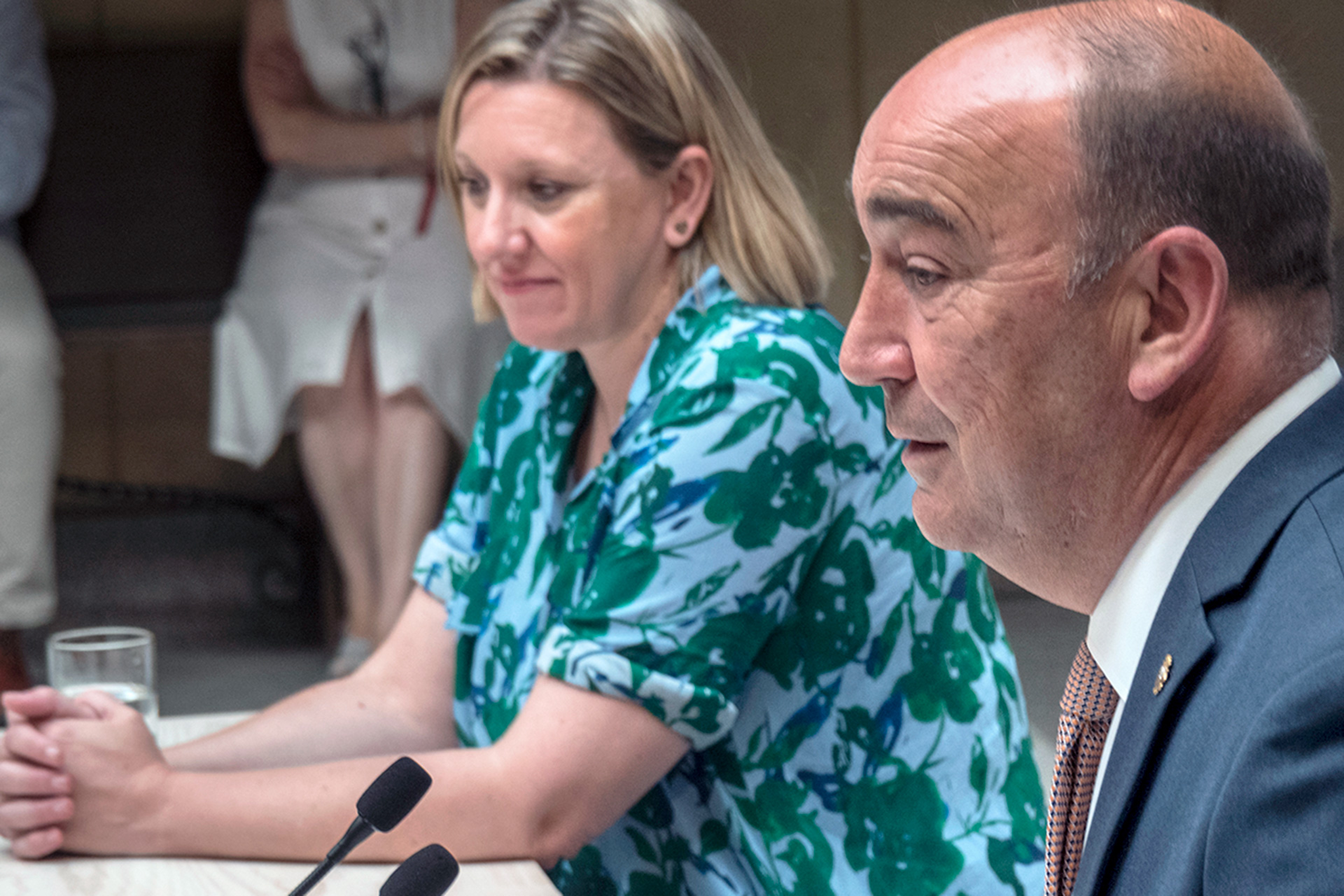 Isabel Blanco y Miguel Ángel de Vicente, durante la rueda de prensa en el patio de columnas del Palacio Provincial. /KAMARERO