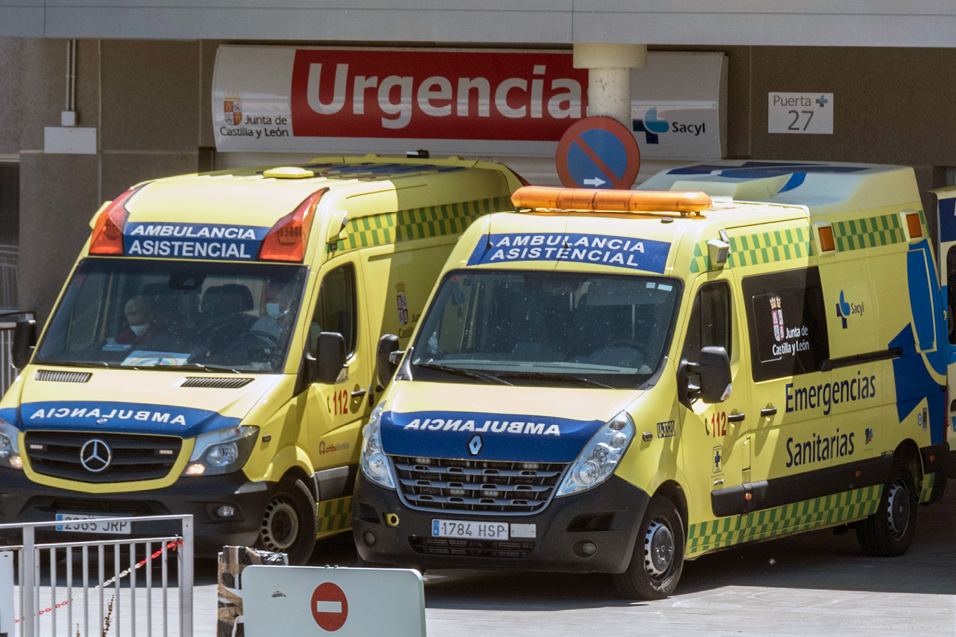 Dos ambulancias, a las puertas de la unidad de Urgencias en el Hospital General de Segovia. / KAMARERO