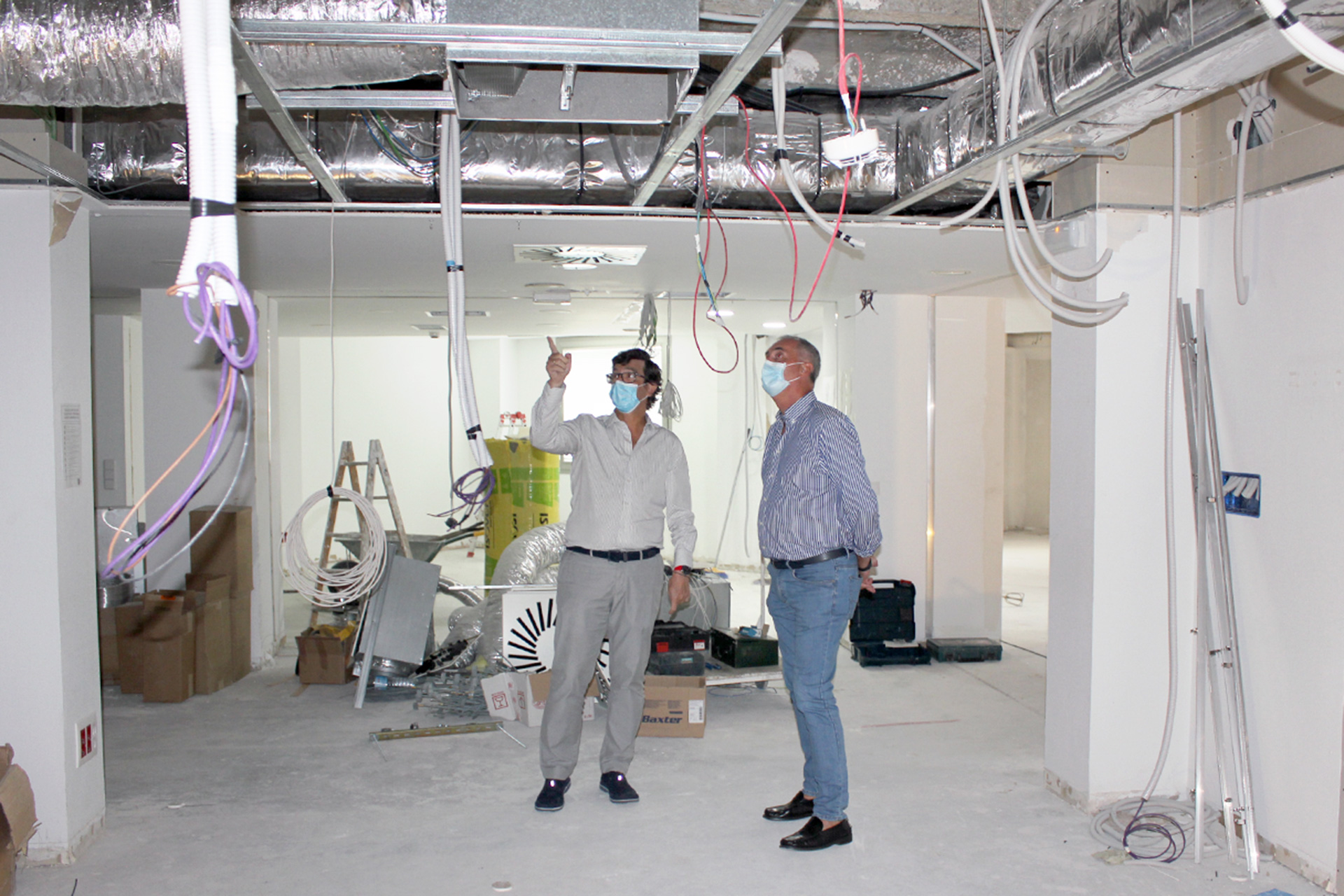 El gerente del Hospital y el delegado territorial de la Junta, visitando ayer las obras de ampliación.