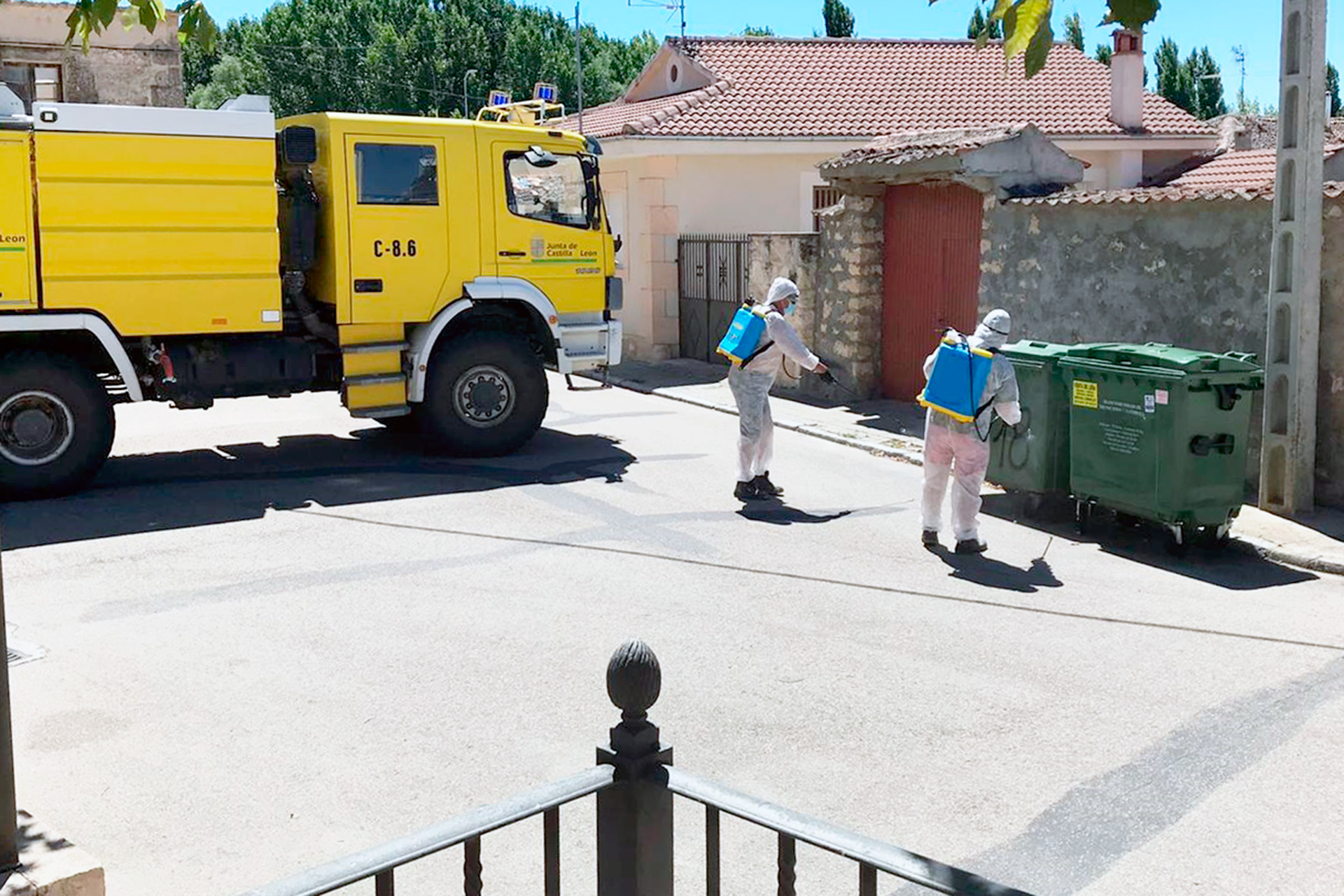 Un operario desinfecta las calles de Carrascal del Río en el casco urbano del municipio.