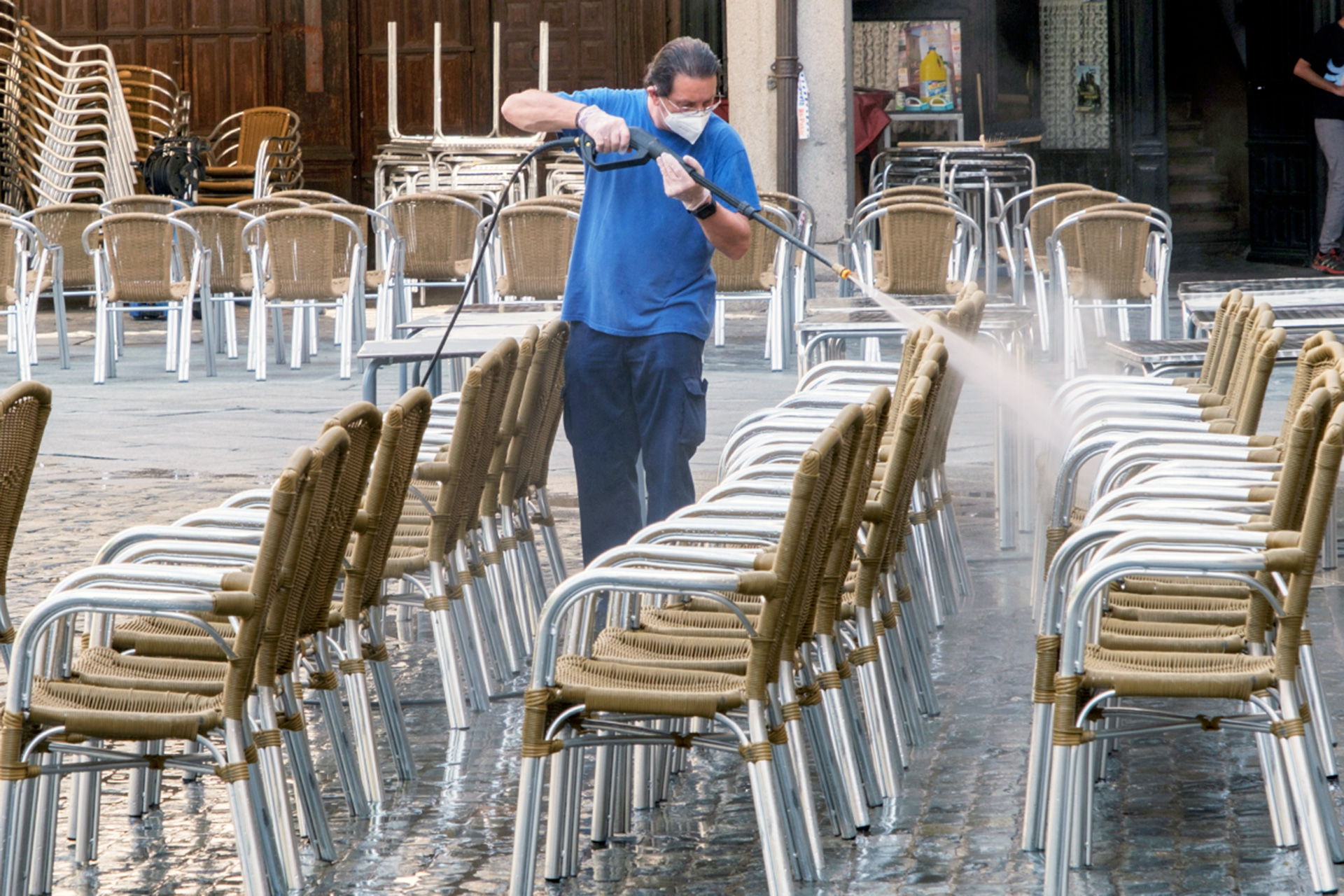 Limpieza de una terraza de hostelería en la Plaza Mayor de Segovia. / Kamarero
