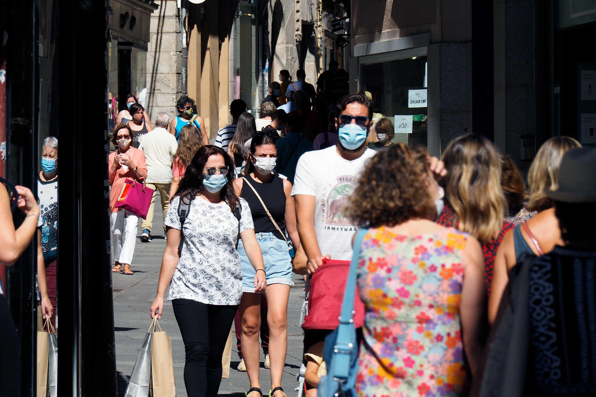 Gente paseando con mascarillas por la Calle Real de Segovia. / KAMARERO