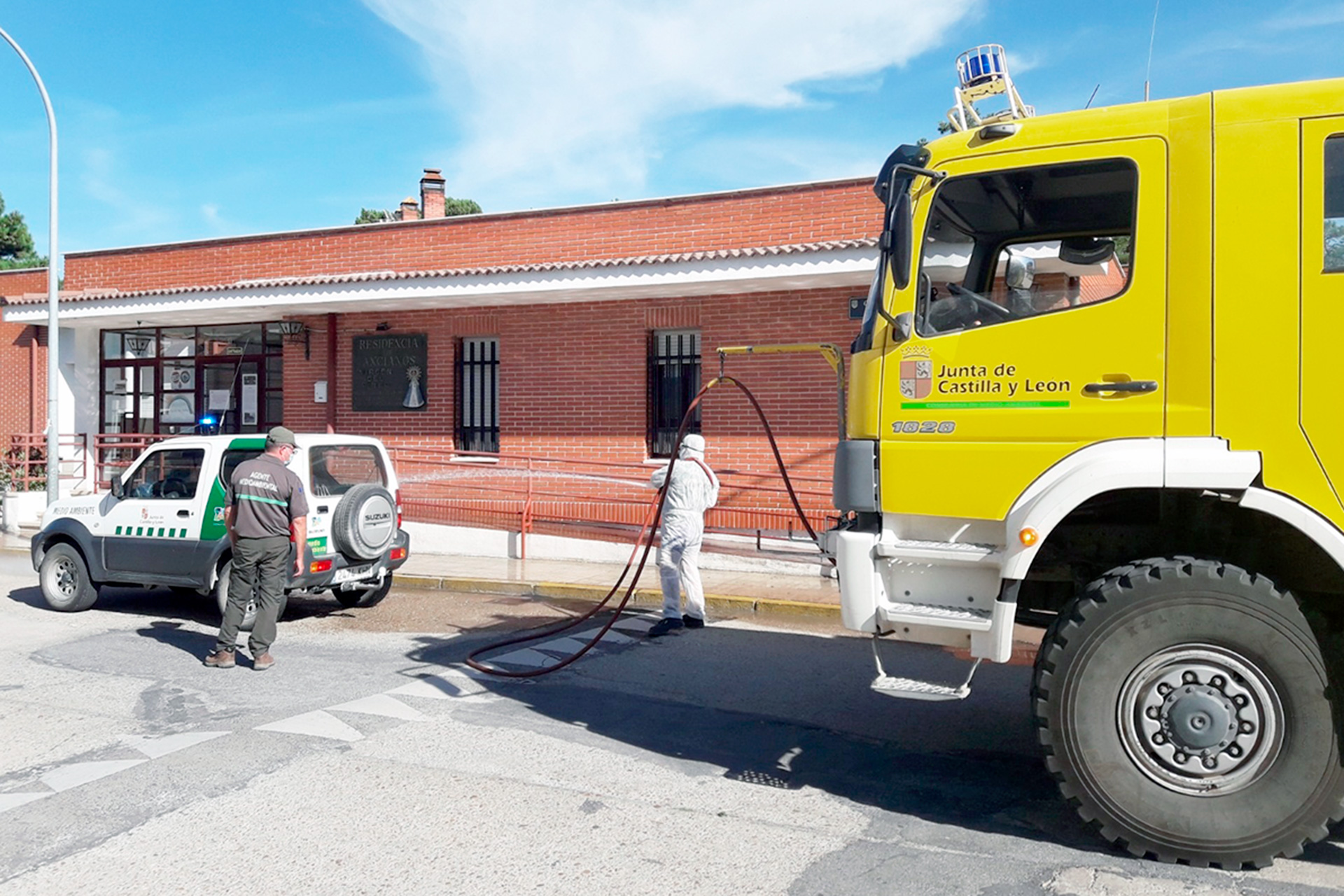 El equipo de la Consejería de Fomento y Medio Ambiente, ante la residencia de ancianos de Cantalejo.