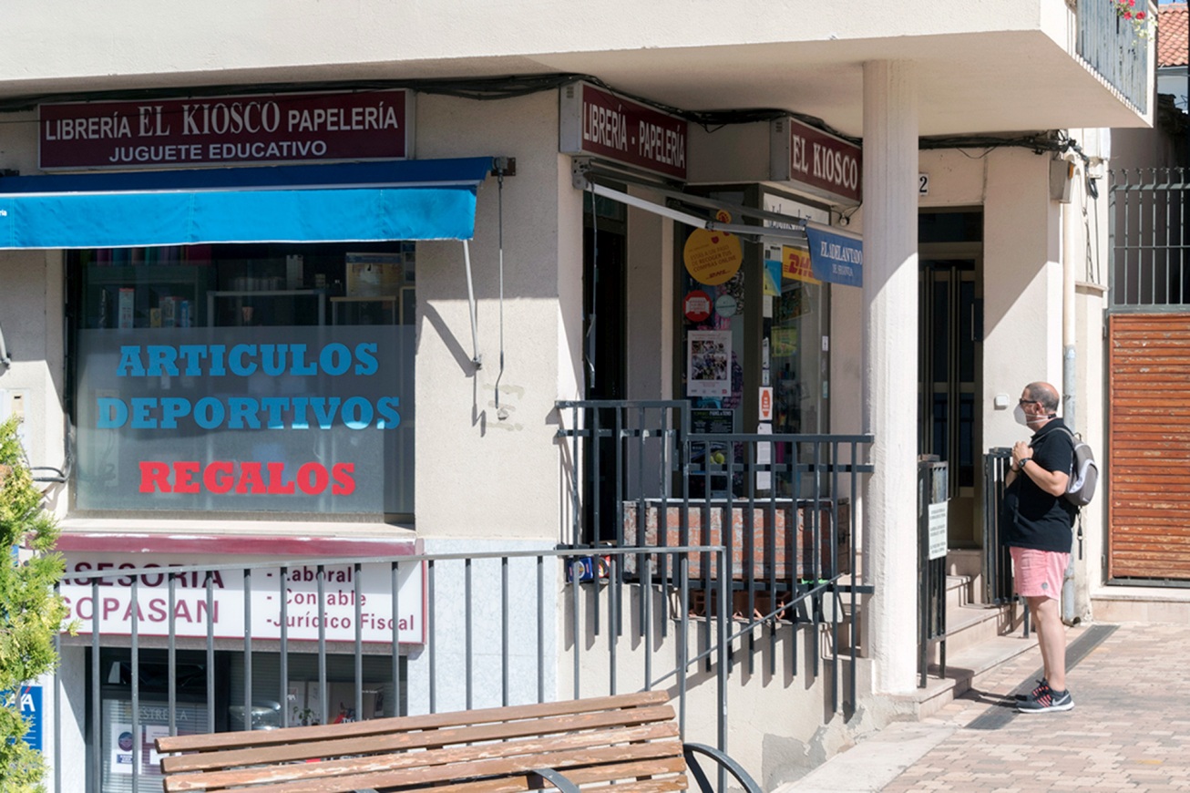 Imagen de algunos de los establecimientos públicos situados en la Plaza Mayor de Cantalejo.