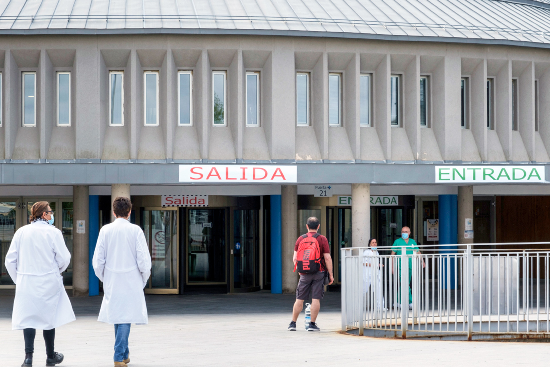 Dos miembros del personal sanitario se dirigen a la puerta del Hospital General de Segovia. / KAMARERO