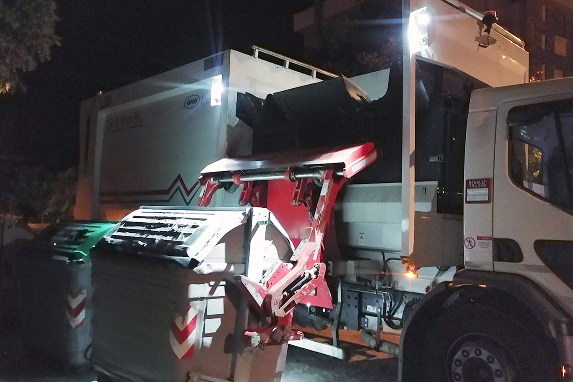 Uno de los vehículos de carga lateral alquilado por la concesionaria para prestar el servicio. / E. A.