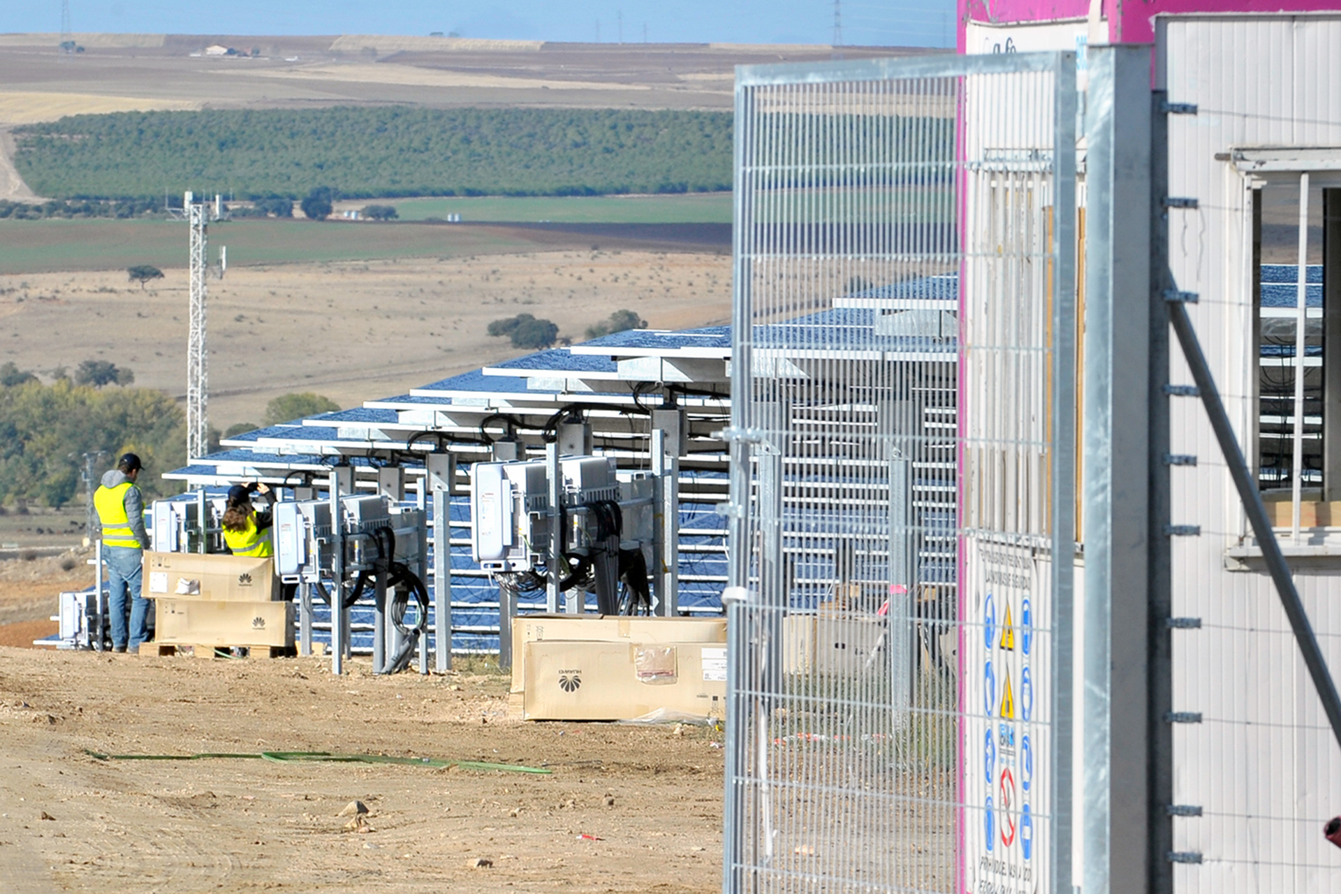 Instalación fotovoltaica en un terreno del término de Perogordo, situado en la cercanía de la SG-20, la N-110 y la vía del AVE. / KAMARERO