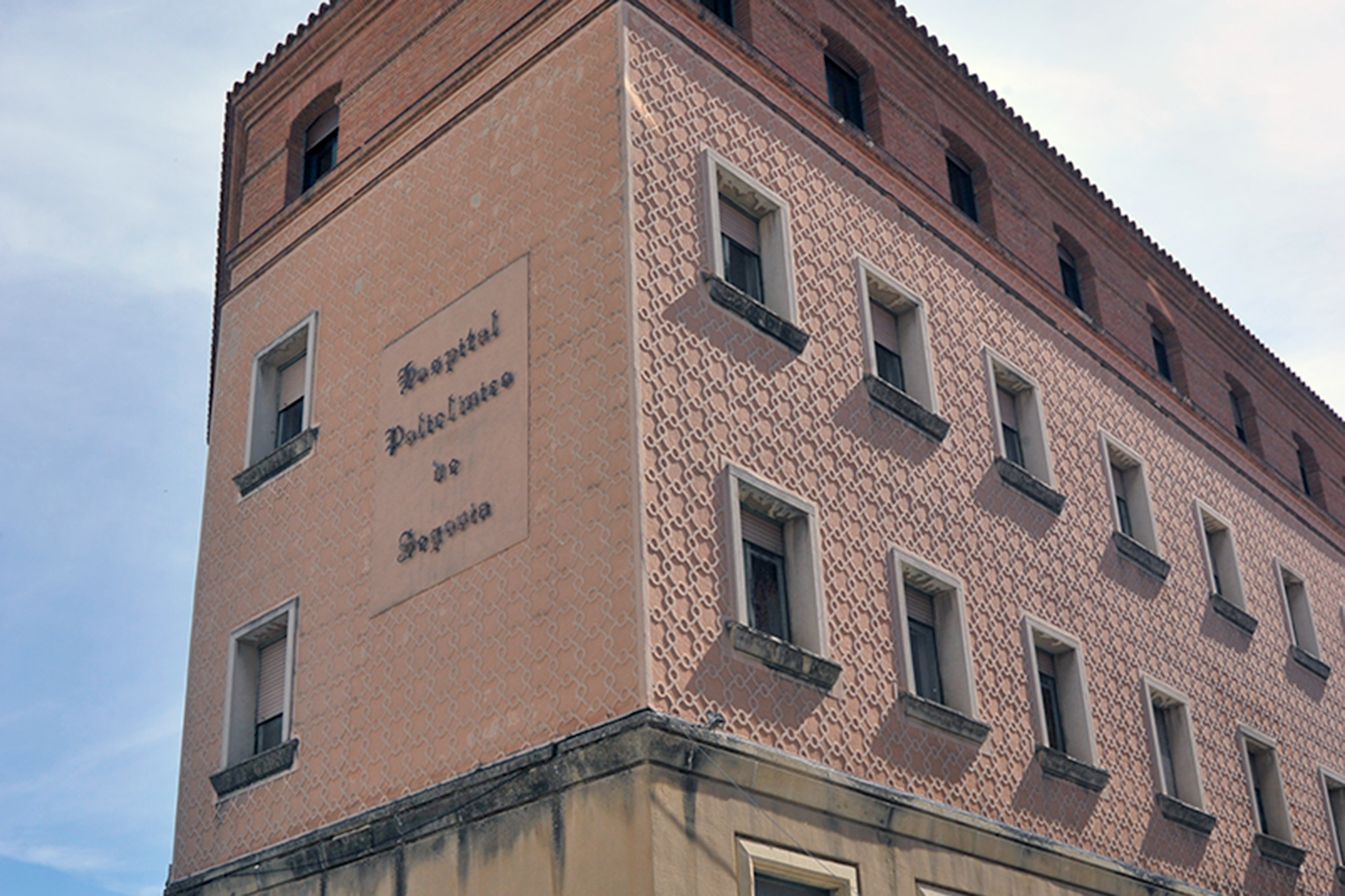 Fachada del antiguo Hospital Policlínico de Segovia.