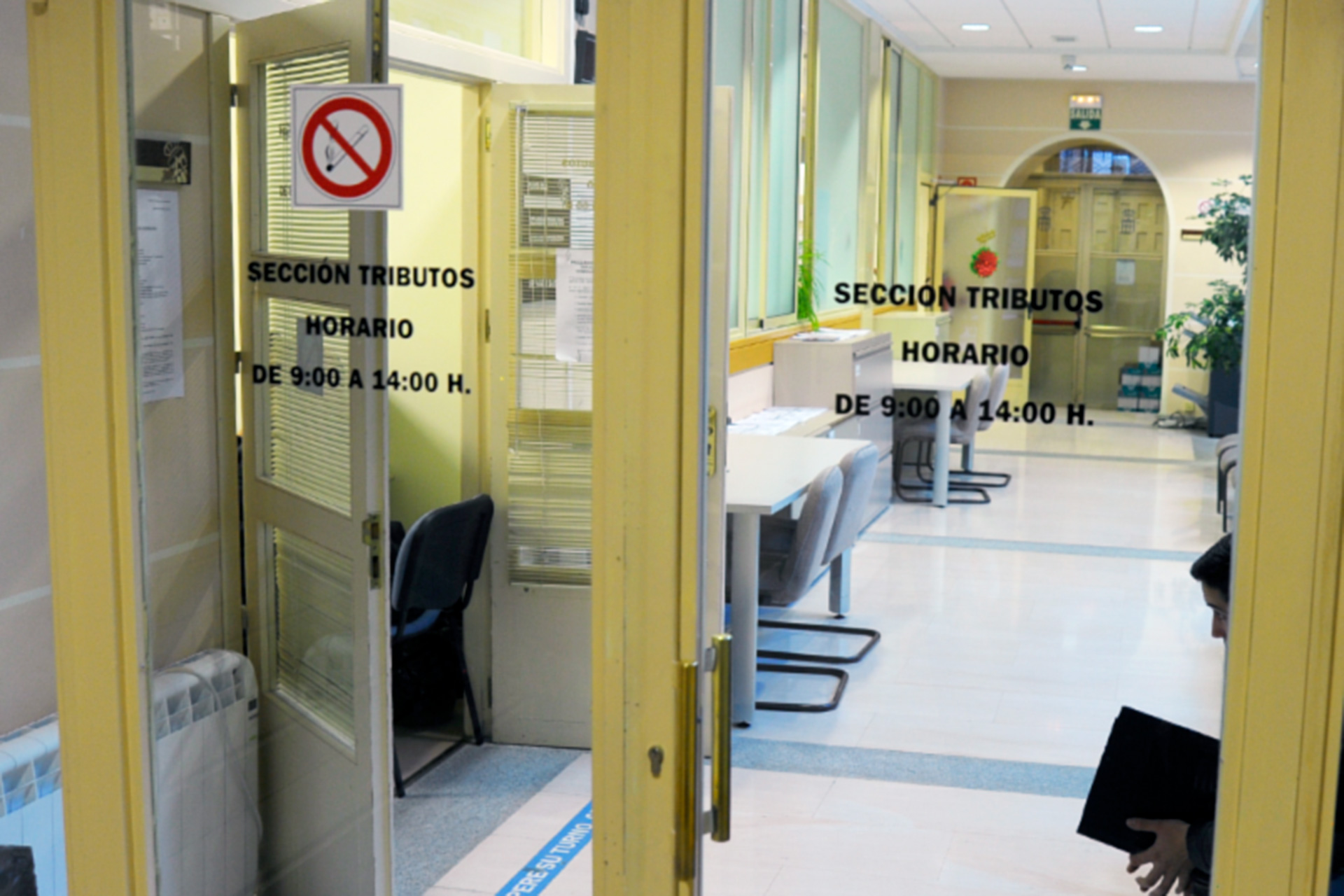 Oficinas de gestión de tributos, en la planta baja del Ayuntamiento de Segovia. / KAMARERO