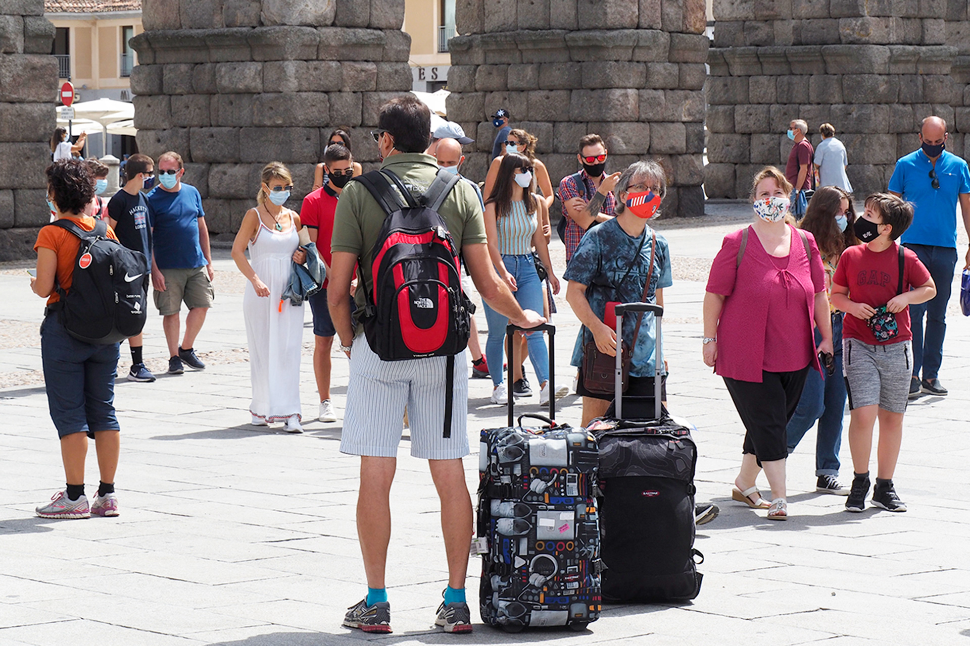 Turistas con maletas frente al acueducto. / KAMARERO