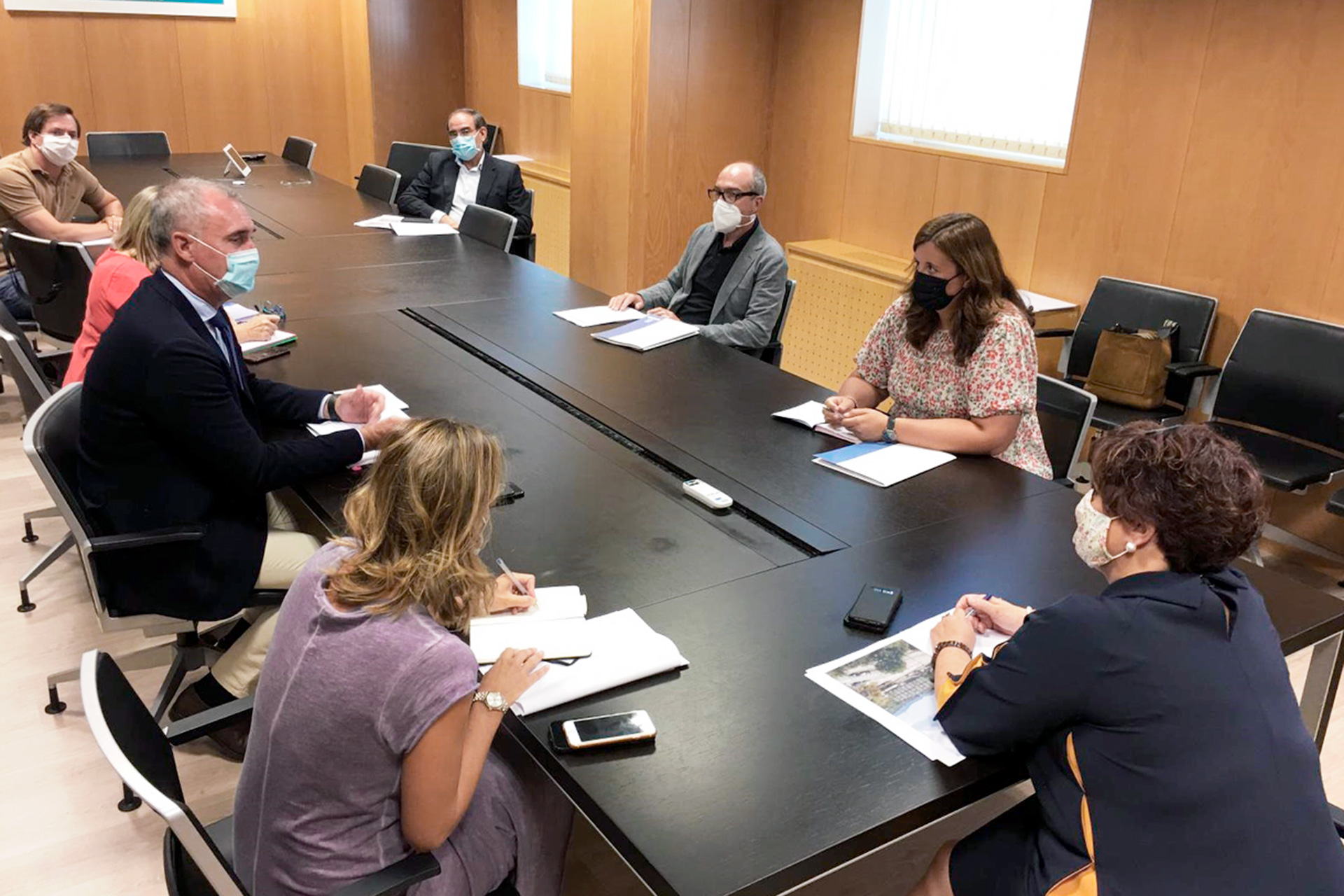 Responsables de Urbanismo del Ayuntamiento de Segovia y el delegado territorial, en la reunión con la directora general de Infraestructuras de la Consejería de Sanidad. / E. A.
