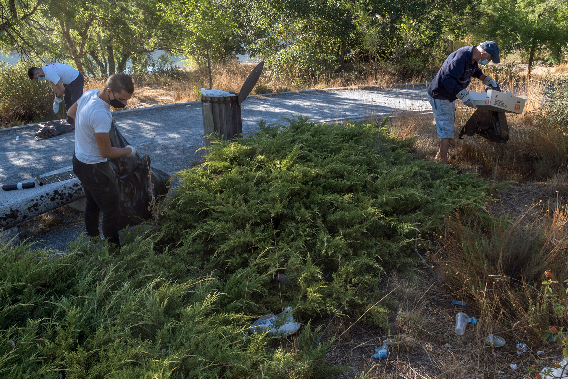Trabajadores y voluntarios se encargaron ayer de retirar la basura y limpiar el entorno del embalse. /KAMARERO