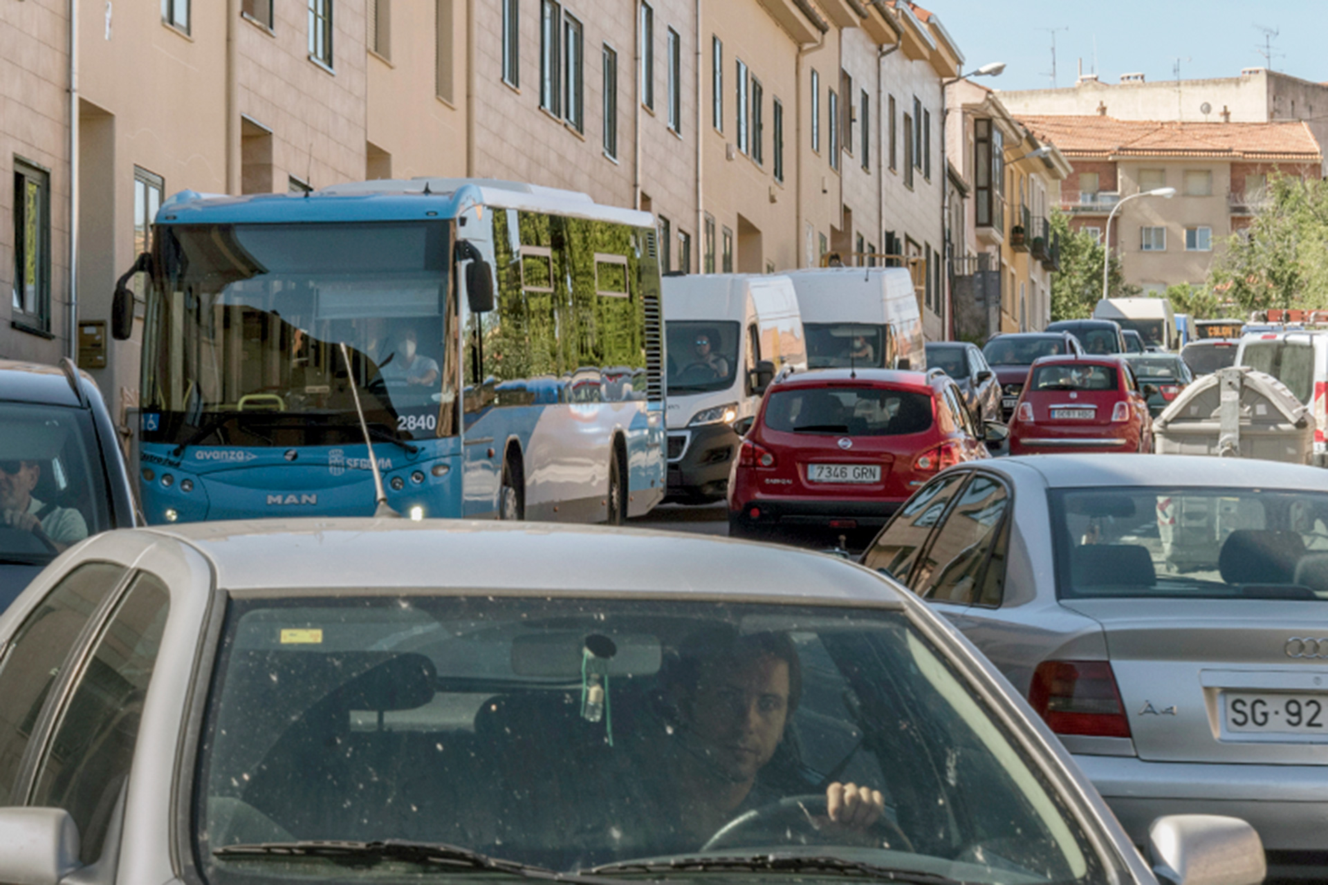 Circulación lenta, ayer por la mañana en la calle de San Gabriel. / Kamarero