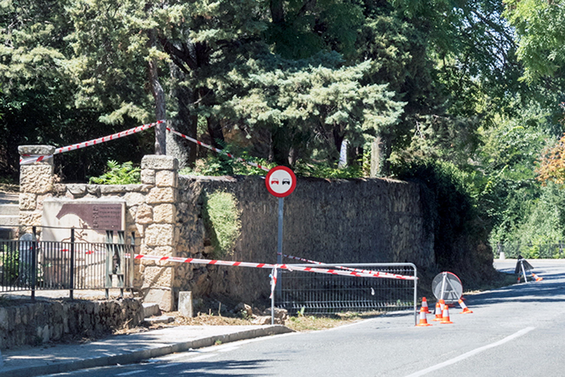 Señalización de la zona donde se ha registrado un desprendimiento de piedras en la cuesta de los Hoyos. / Kamarero
