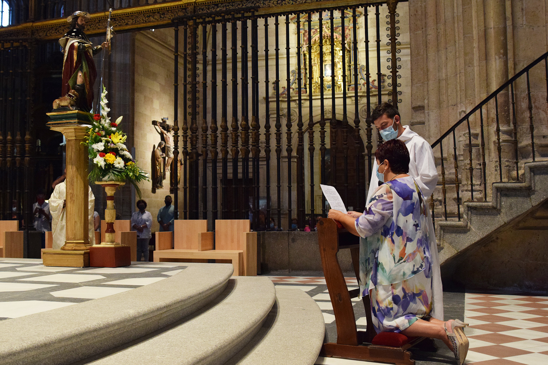 La alcaldesa, el domingo postrada ante la imagen de San Roque. / Rocío Pardos