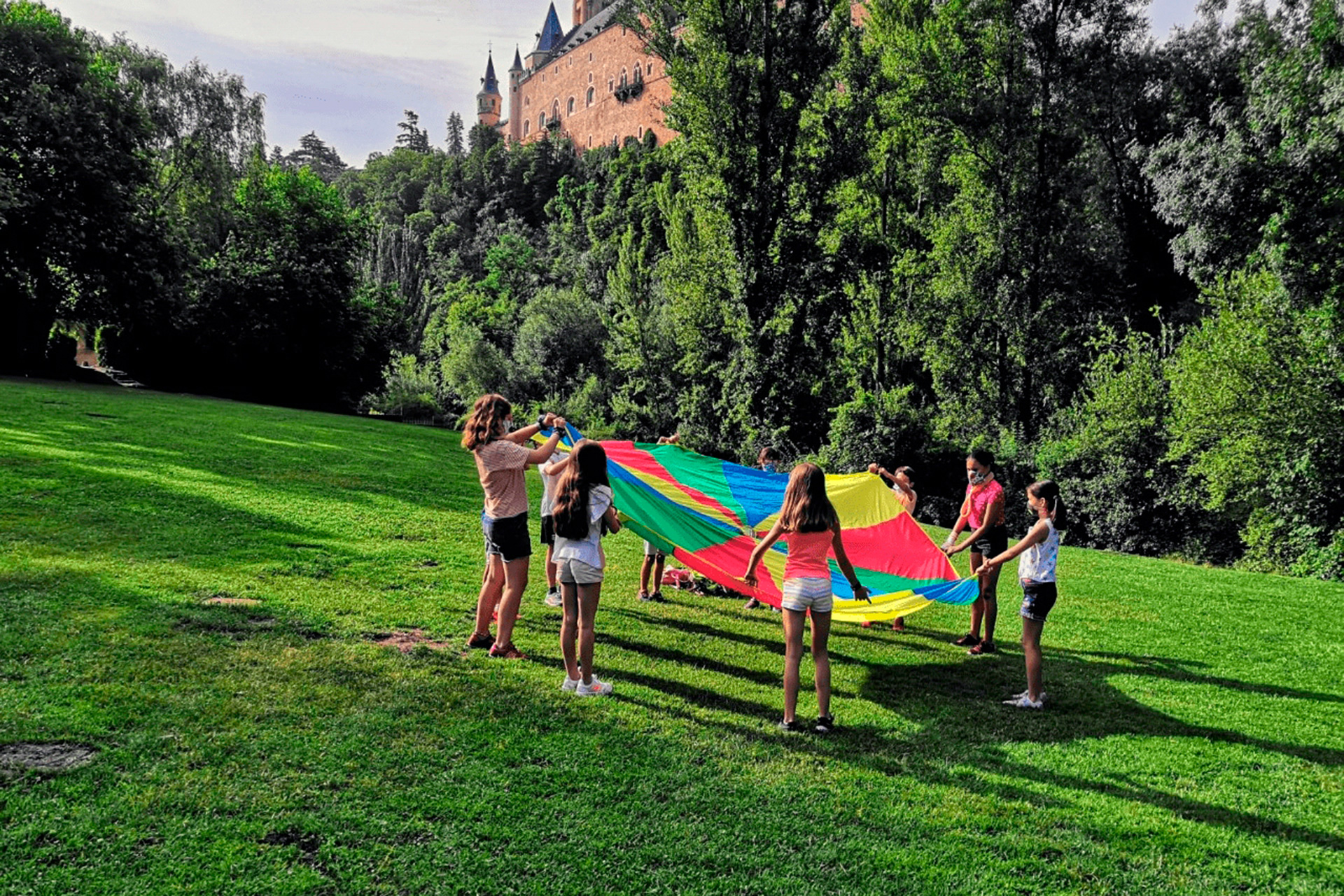 Una de las actividades de ‘Verano Segovia Joven 2020’, desarrollada a los pies del Alcázar. / EL ADELANTADO