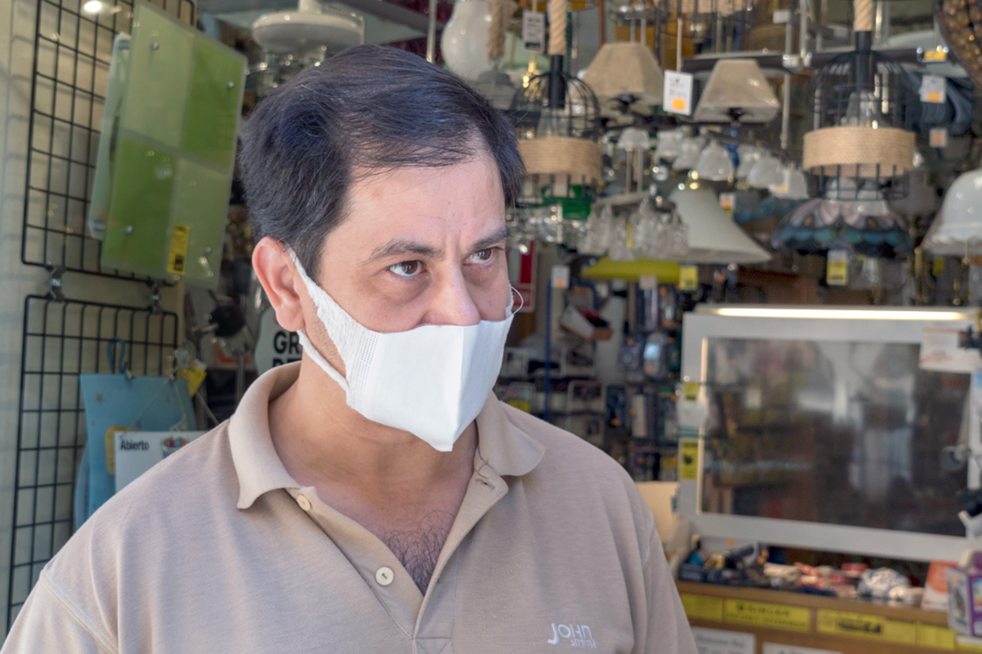 Enrique Ruiz, en su establecimiento de la Calle Real ayer lunes. / Kamarero