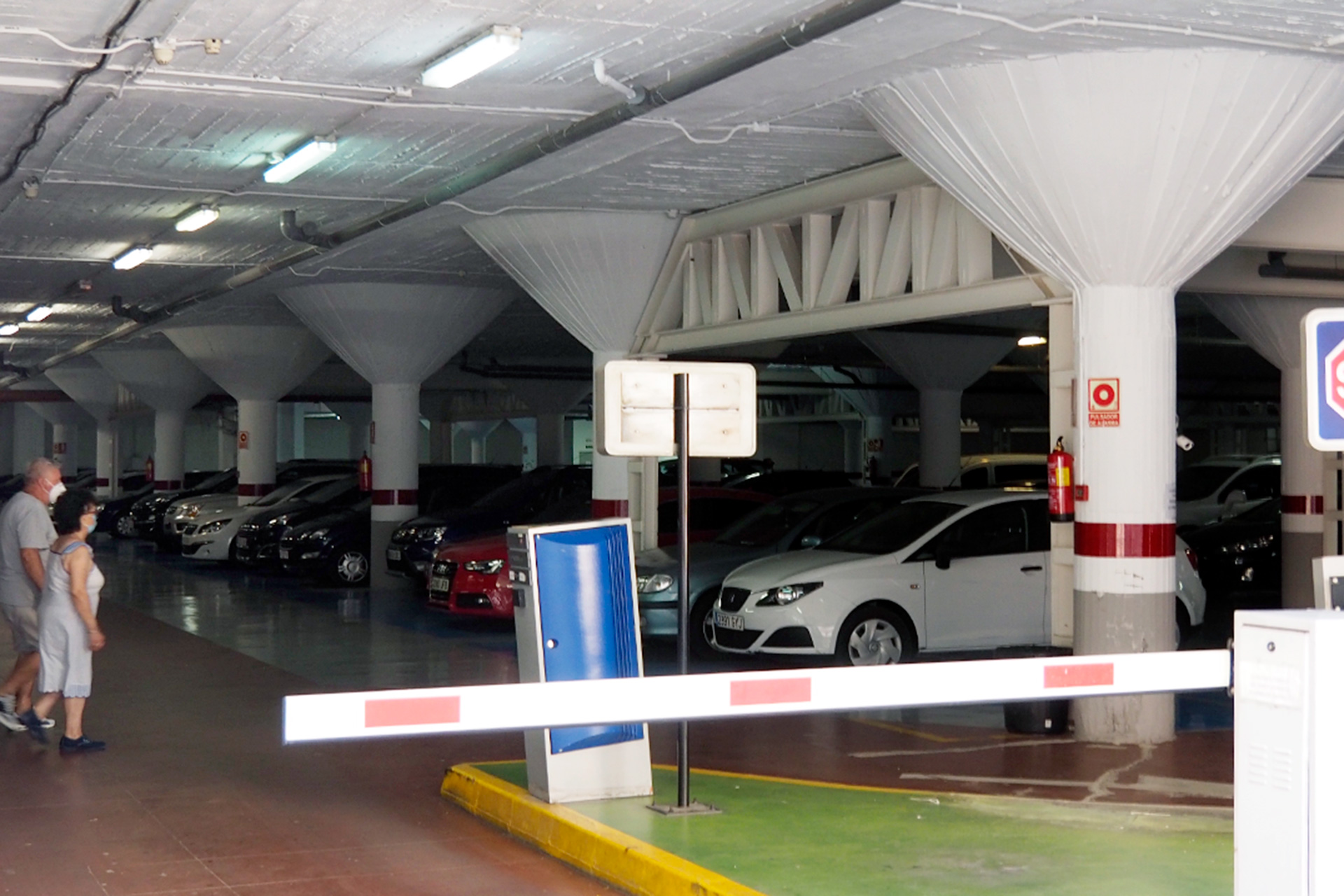 Acceso al aparcamiento público Ezequiel González, en el sótano de la Estación de Autobuses. / Kamarero