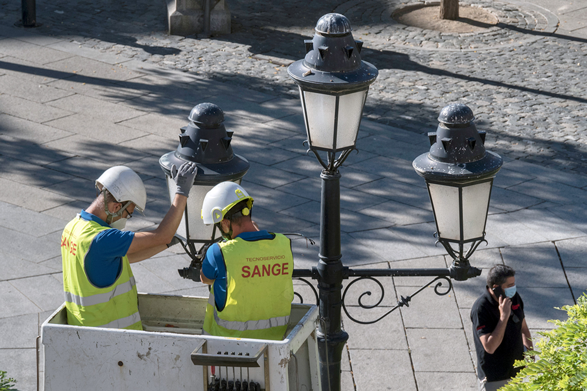 Operarios de la empresa adjudicataria, el pasado lunes en el inicio de la renovación de luminarias. / Kamarero