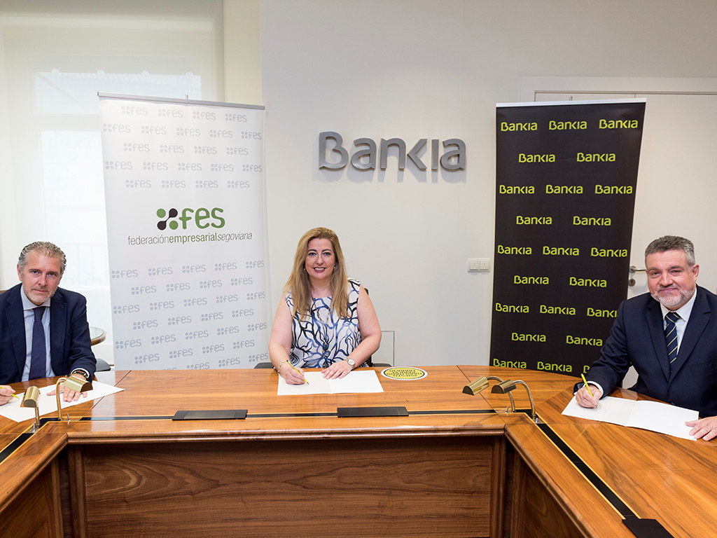 Andrés Ortega, Lola Peñas y José Gabriel García Encinar, en la firma del convenio.