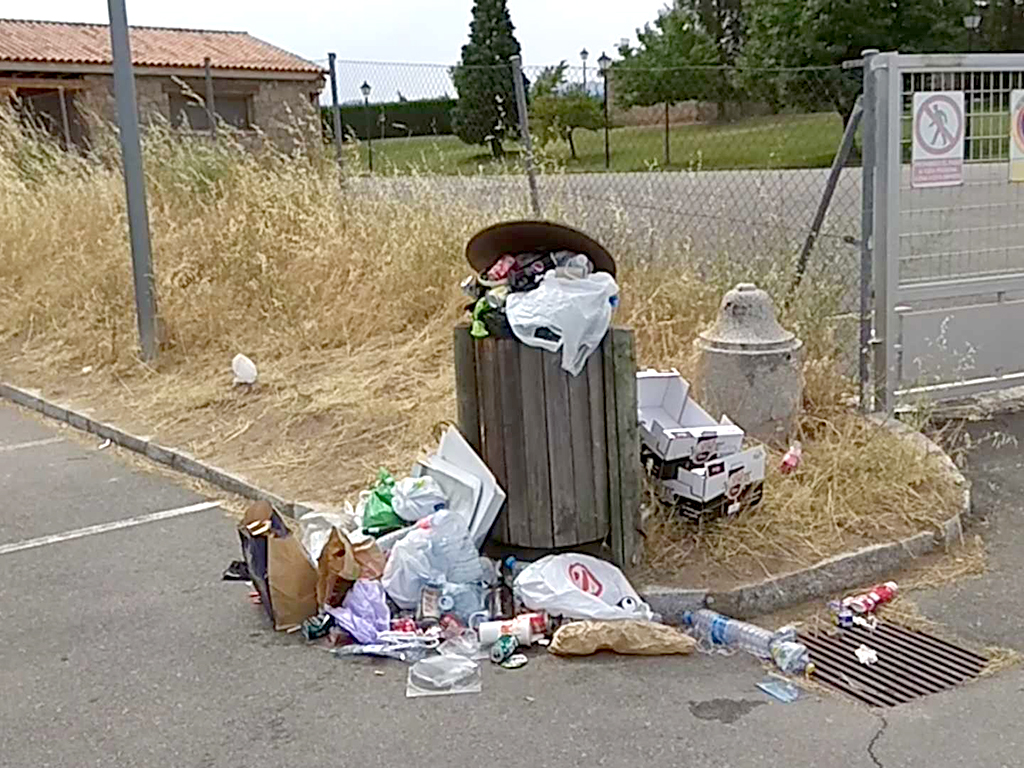Basura acumulada en el paseo peatonal./ NEREA LLORENTE