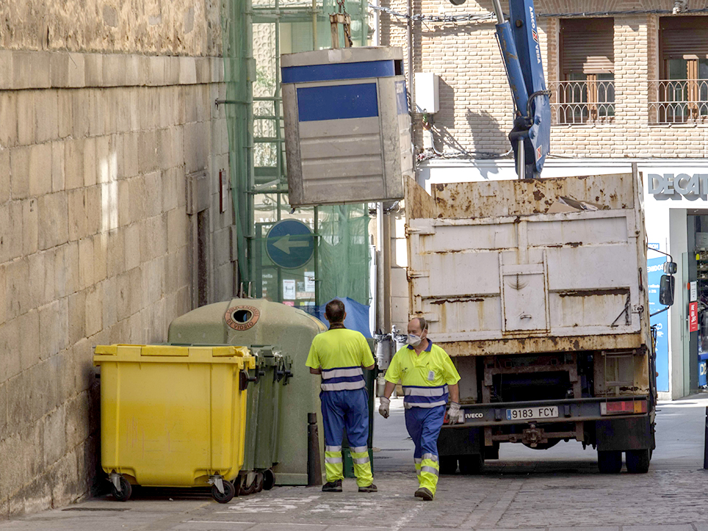 Retirada de un contenedor de papel en el centro de la ciudad con uno de los vehículos actuales de la concesionaria. / Kamarero
