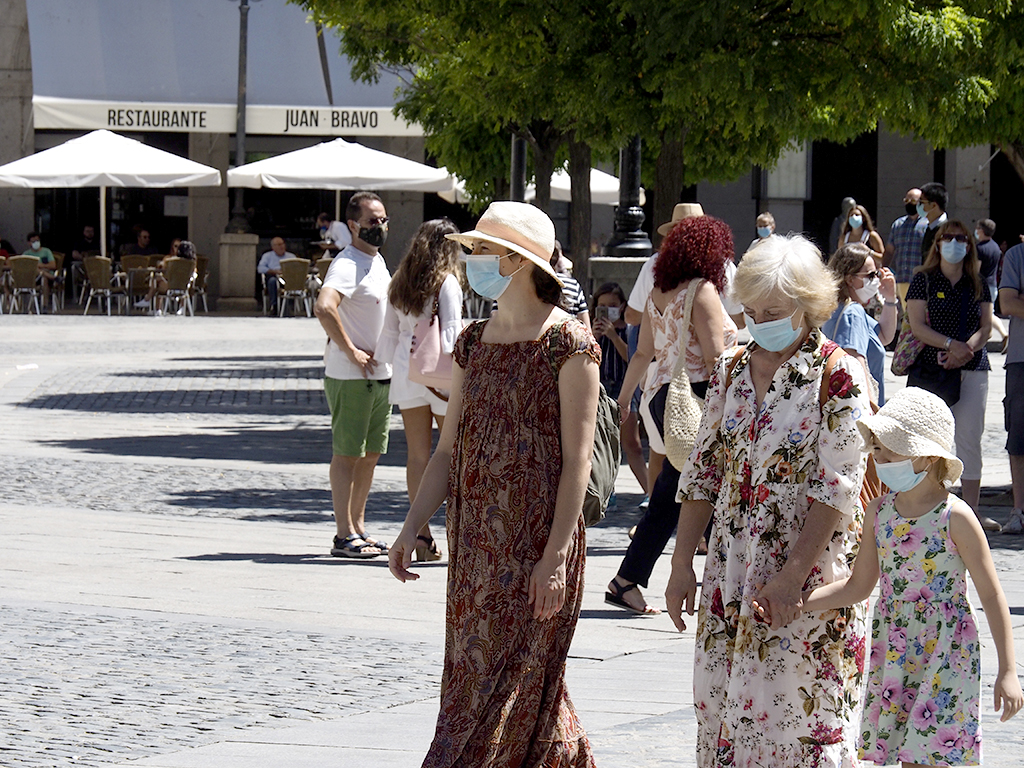 Varios segovianos pasean por la Plaza Mayor.