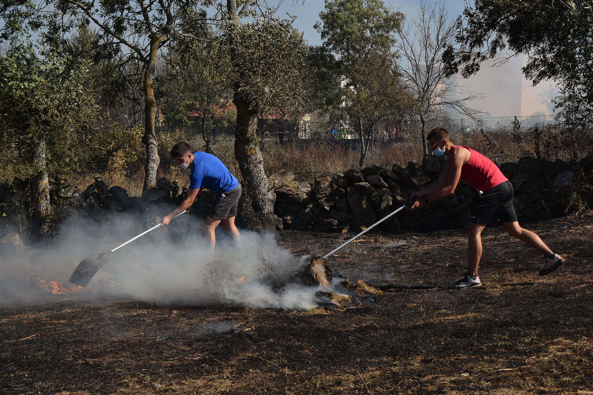 Labores de extinción del incendio registrado este mes en término de San Cristóbal de Segovia. / Rocío Pardos