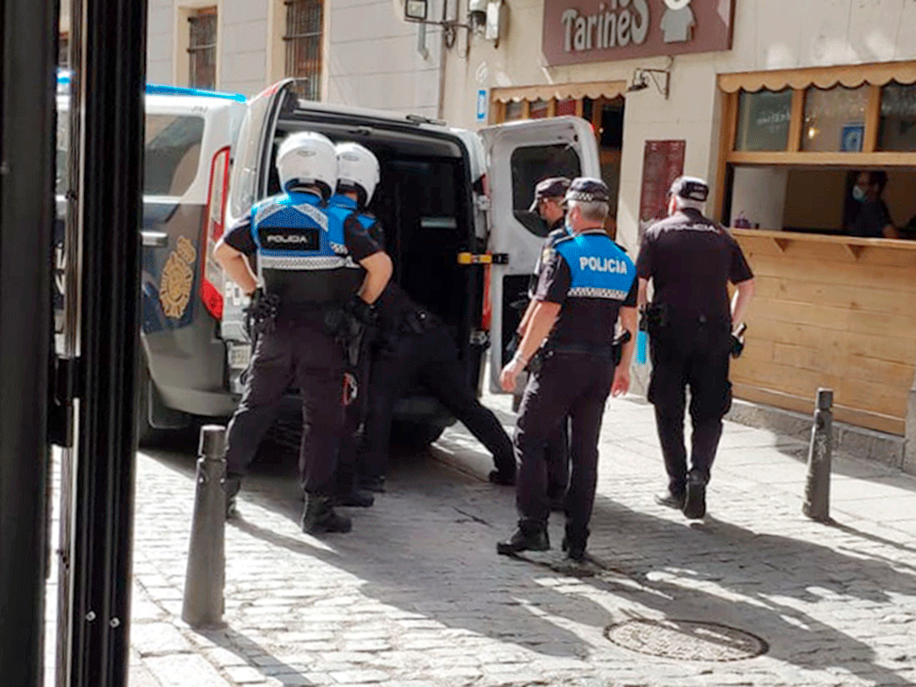 Los agentes de Policia detienen a ‘El Lagartijo’ en la calle Infanta Isabel. / EL ADELANTADO
