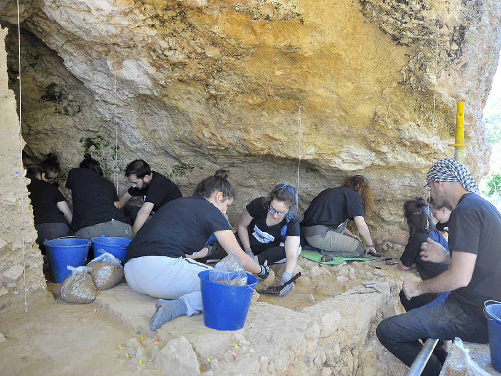 Alumnos de diferentes universidades han participado en las campañas de excavación del yacimiento. / Kamarero