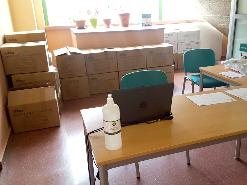 Lotes de mascarillas para repartir en las inmediaciones del pabellón Pedro Delgado. / EL ADELANTADO