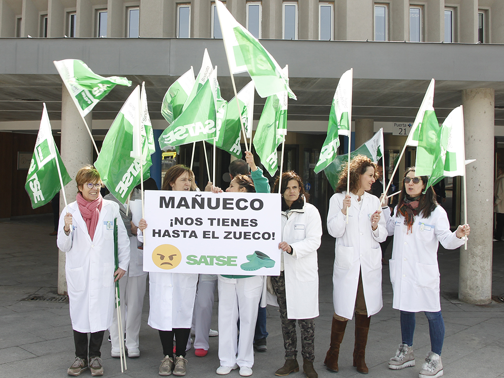 Colectivo de Satse, en la entrada del Hospital General. / NEREA LLORENTE