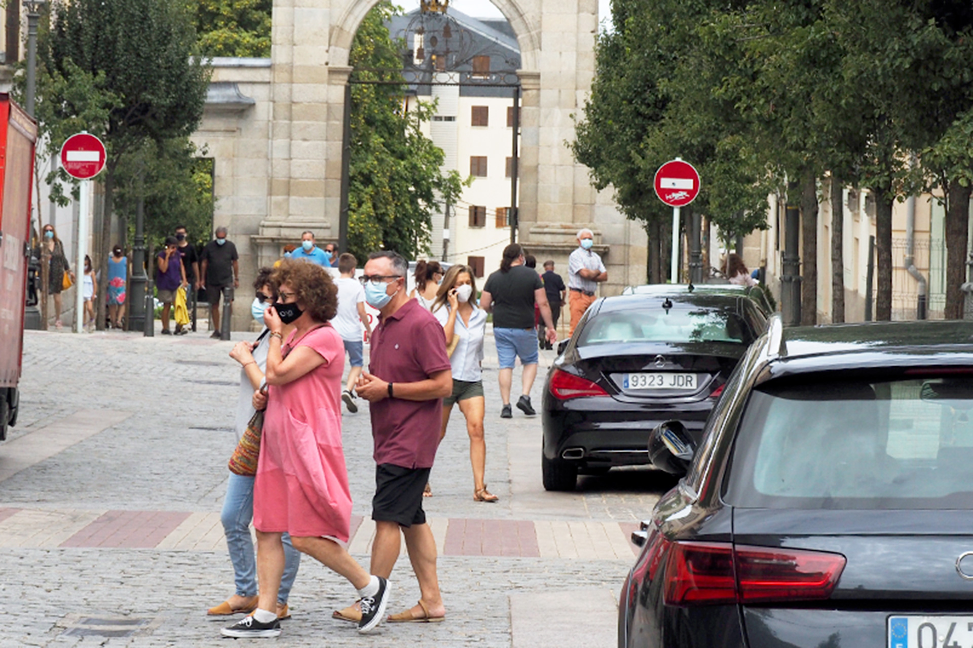 Un grupo de personas con mascarilla en La Granja. /KAMARERO
