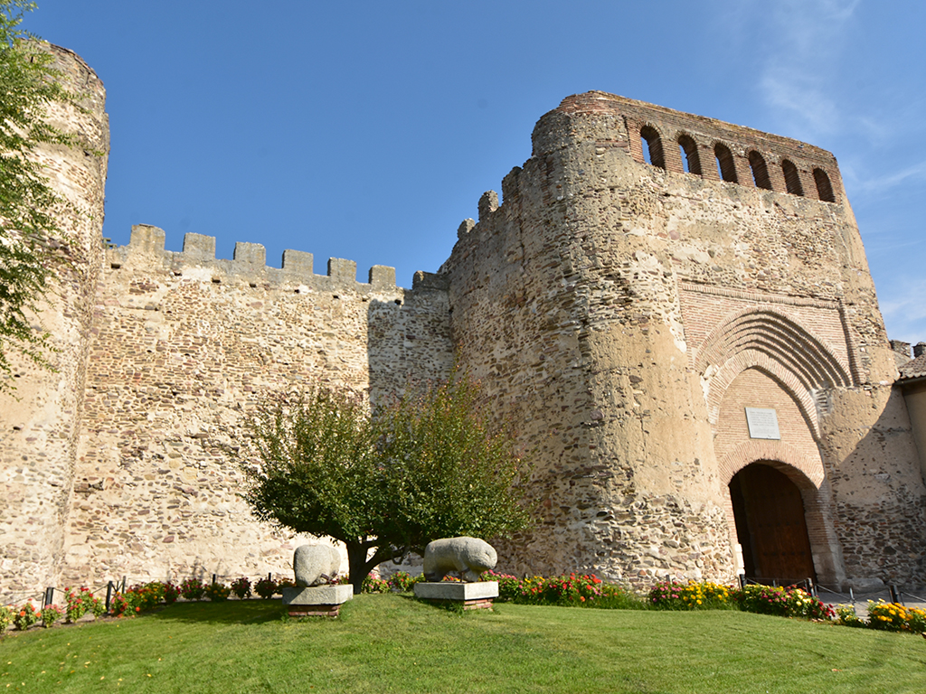 Vista parcial de la muralla de Coca, con el Arco de la Villa en primer término./ EL ADELANTADO