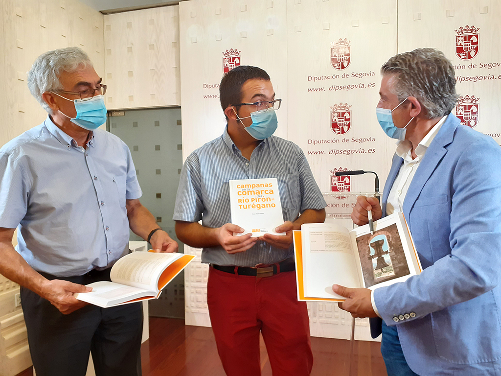 José Luis Alonso Ponga y Víctor Sanz, junto al diputado provincial de Cultura, José María Bravo.