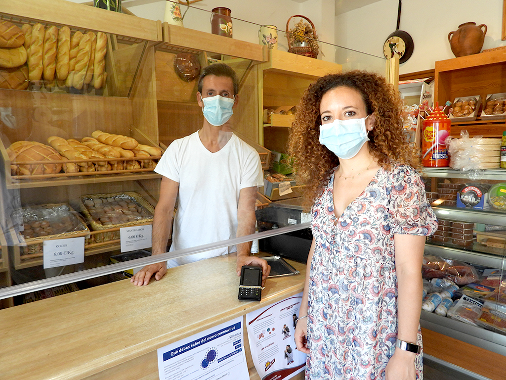 La diputada de Empleo visita un establecimiento de la provincia con datáfono. /E.A.