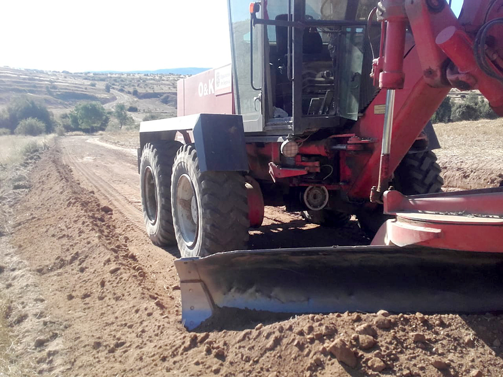 Motoniveladora del Área de Acción Territorial de la Diputación, realizando trabajos en caminos. / EL ADELANTADO