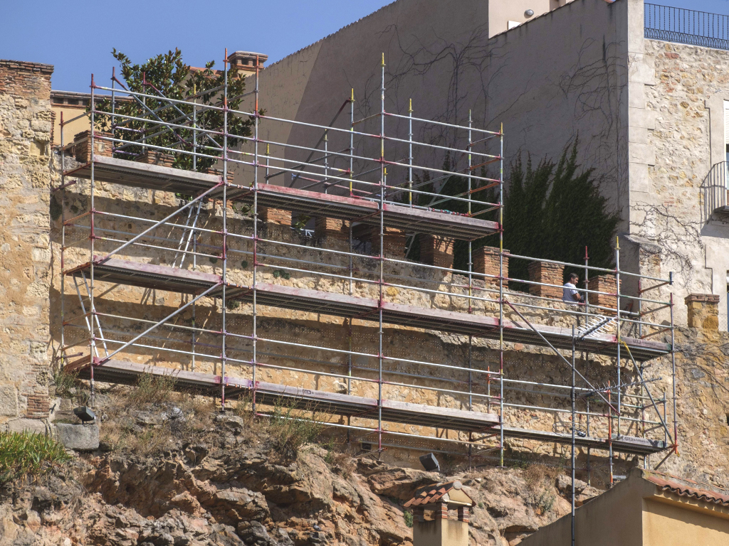 Los andamios muestran el tramo de Muralla en el que se ejecutan trabajos de urgencia por el deterioro del muro. / Kamarero