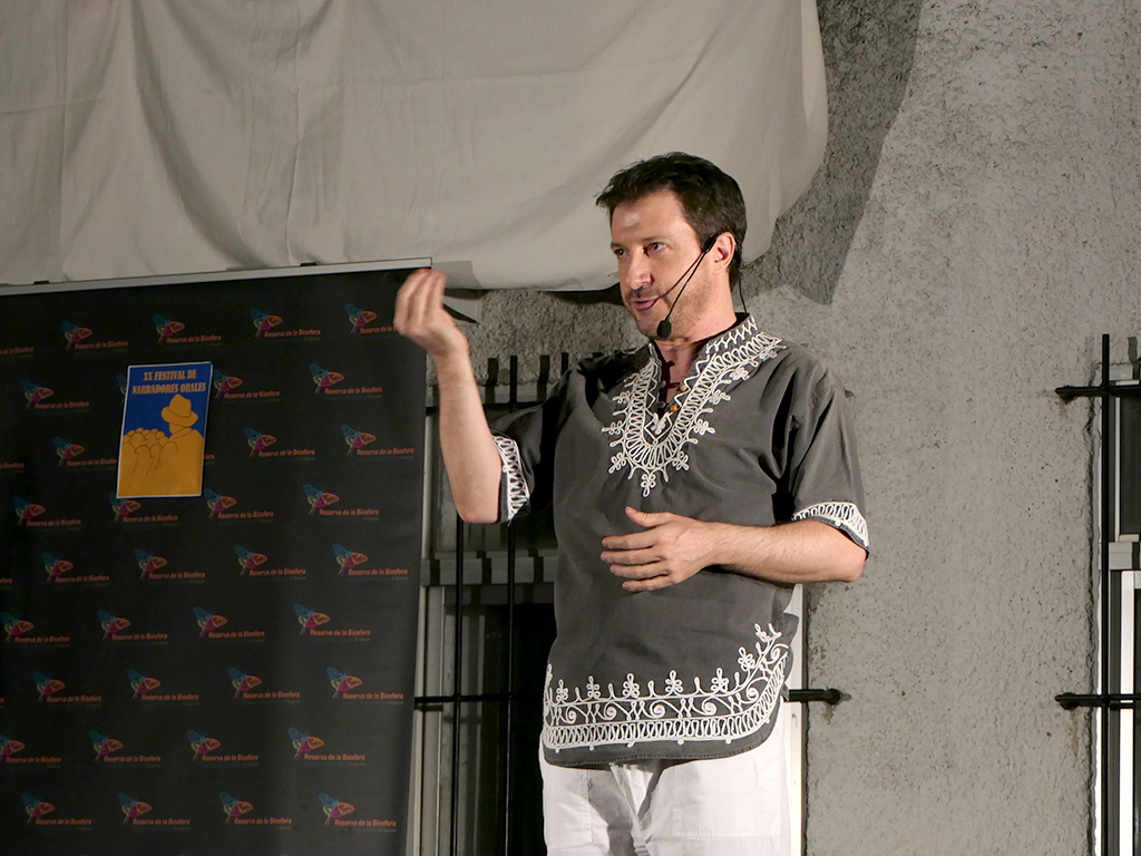 Un grupo de narradoras abrió el festival oral del El Espinar. /JOSÉ REDONDO