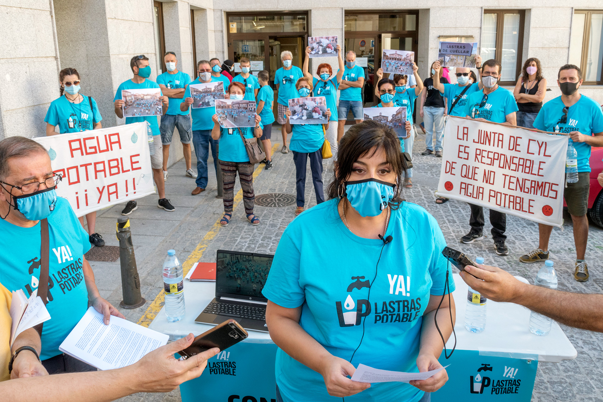 Los vecinos de Lastras protestaron ante la Delegación Territorial de la Junta, en la Plaza de la Reina Doña Juana. /KAMARERO