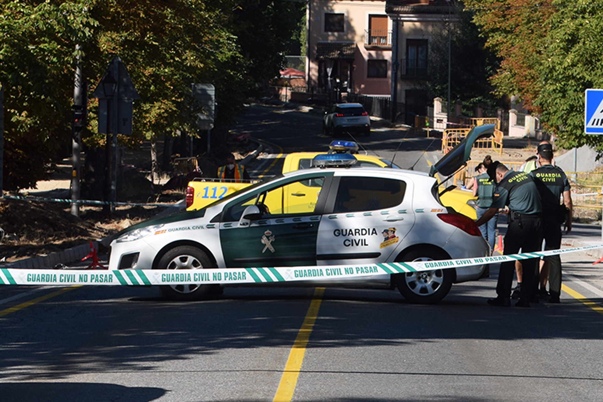Dispositivo policial en la carretera donde fue asesinada Alina. /ROCÍO PARDOS