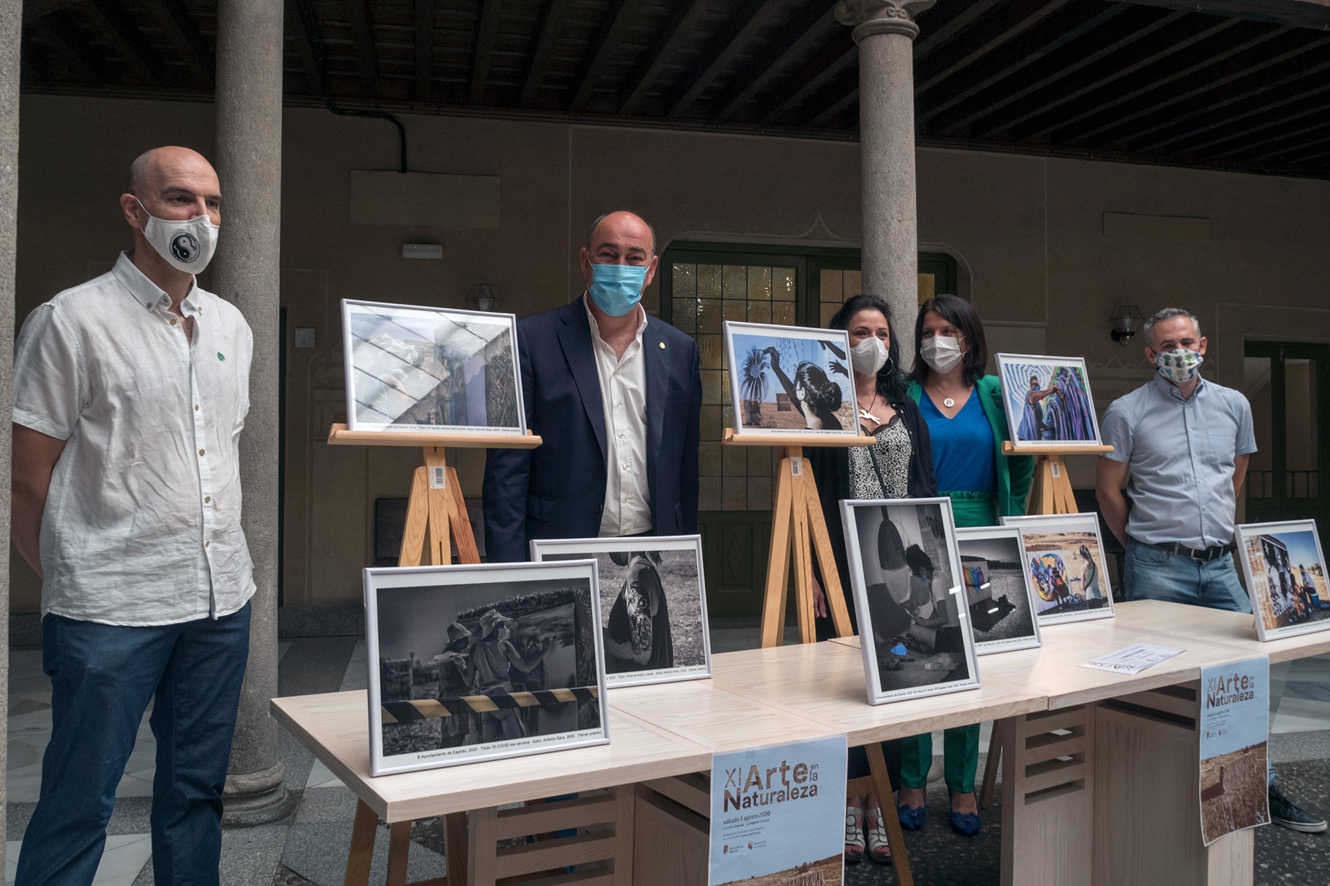 Los ganadores del concurso, con sus fotografías, junto a De Vicente y Cuesta. /E.A.